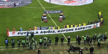 Kocaelispor ve Fenerbahçe sahaya ‘küfüre karşıyız’ pankartıyla çıktı