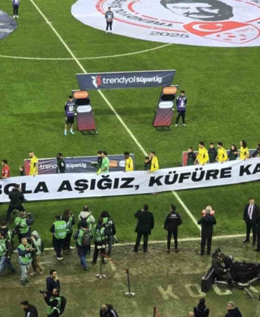 Kocaelispor ve Fenerbahçe sahaya ‘küfüre karşıyız’ pankartıyla çıktı