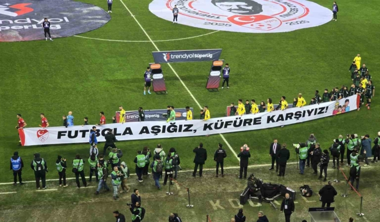 Kocaelispor ve Fenerbahçe sahaya ‘küfüre karşıyız’ pankartıyla çıktı