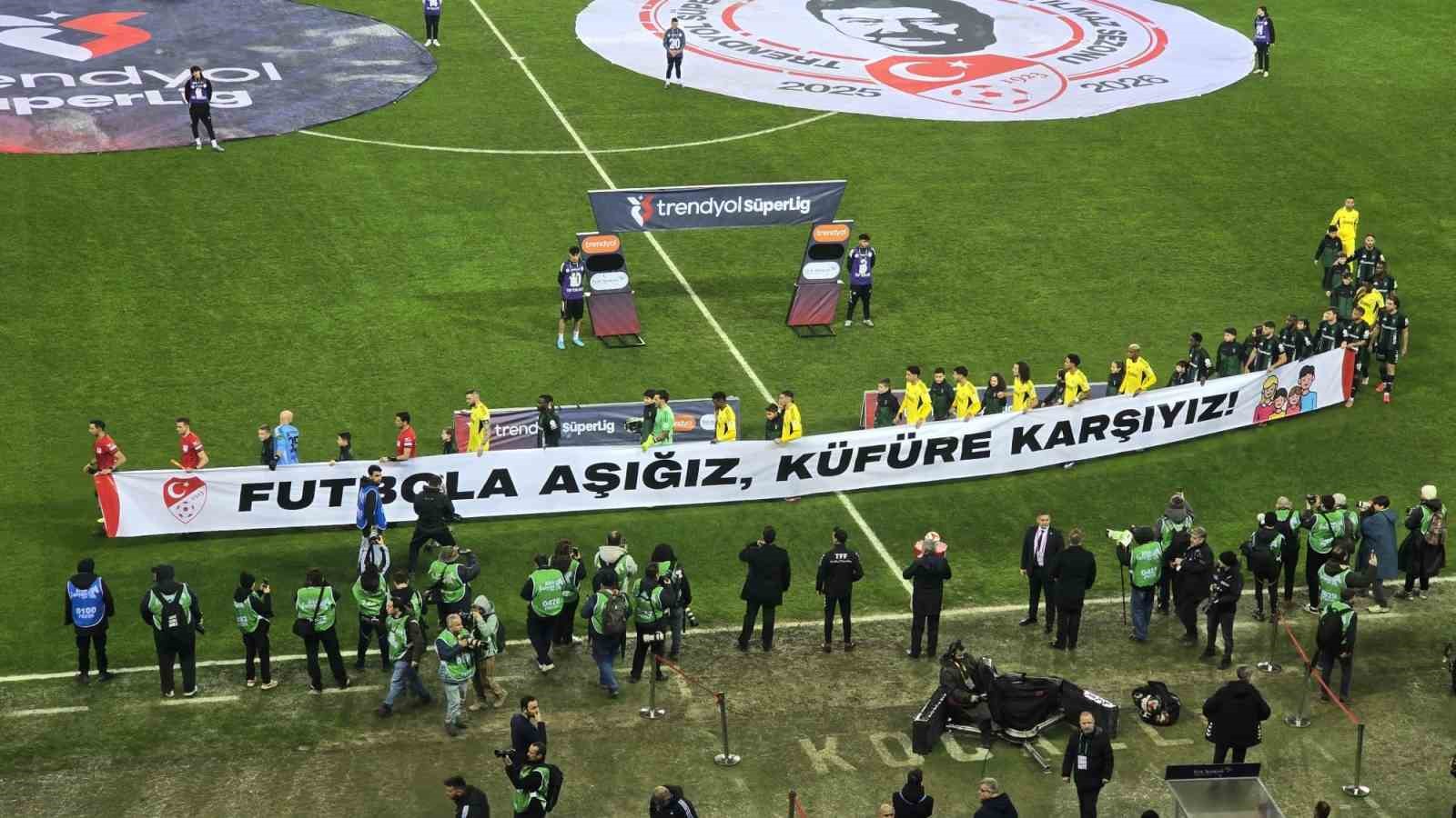 Kocaelispor ve Fenerbahçe sahaya ‘küfüre karşıyız’ pankartıyla çıktı