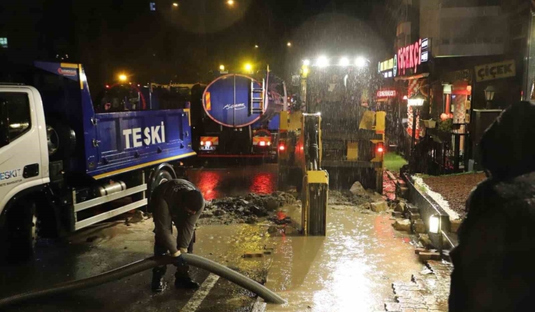 Çorlu’da gece yarısı altyapı alarmı: Kanalizasyon hattı çöktü