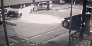 Bursa’da 2 kişinin ağır yaralandığı silahlı saldırı kameraya yansıdı