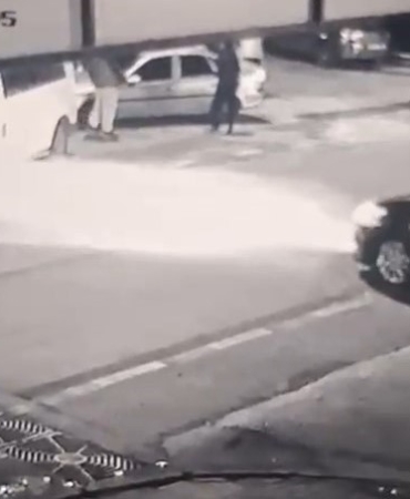 Bursa’da 2 kişinin ağır yaralandığı silahlı saldırı kameraya yansıdı