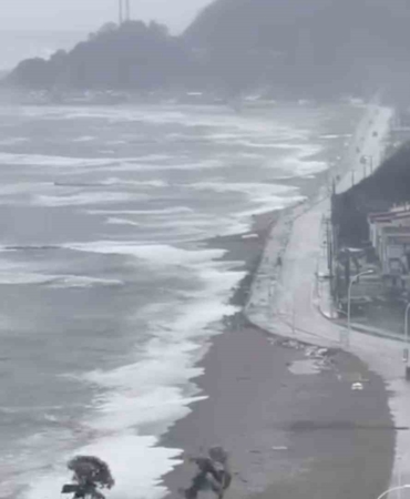 Karacabey’de fırtına ve sağanak sonrası deniz taştı