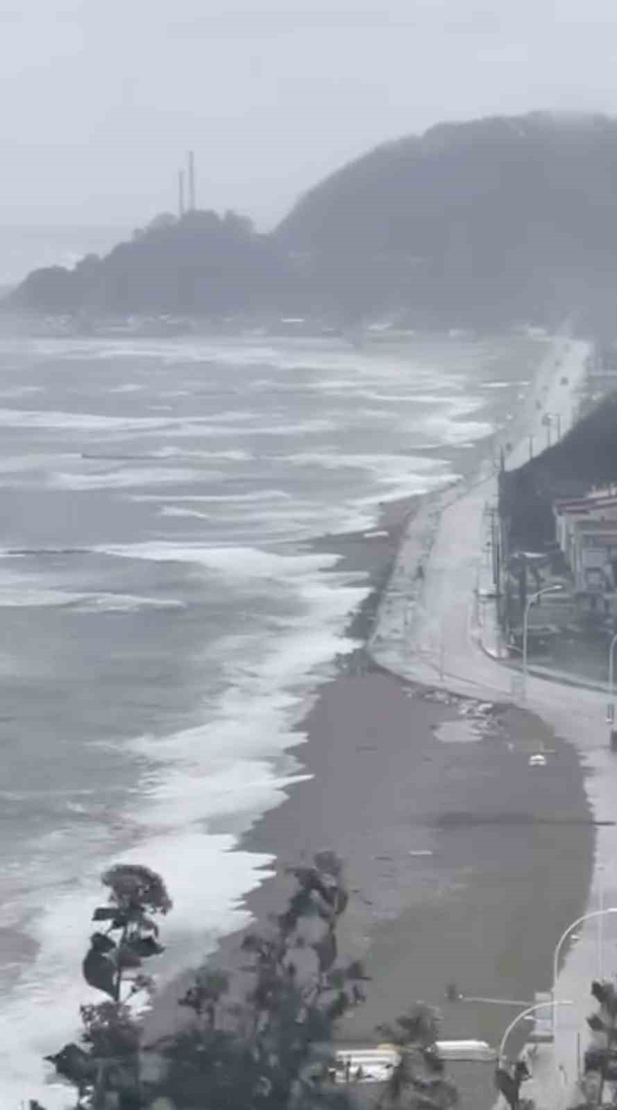 Karacabey’de fırtına ve sağanak sonrası deniz taştı