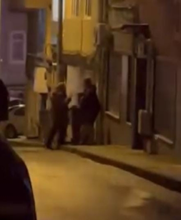 Komşuların çöp bidonu tartışması kameraya yansıdı