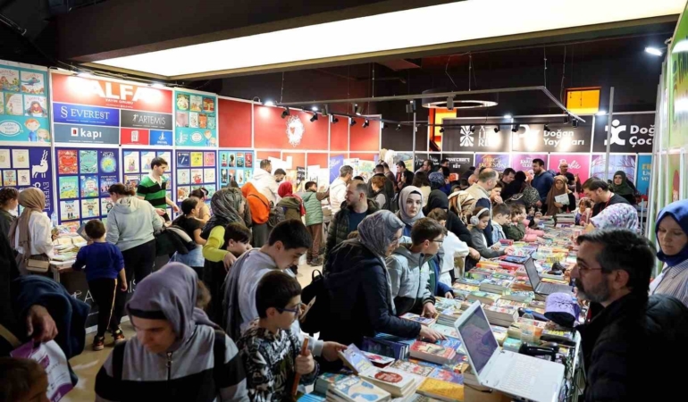 "Sakarya Çocuk Edebiyatı Fuarı" hafta sonu yoğun ilgi gördü