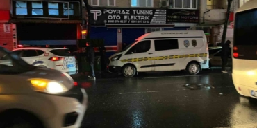 Esenler Tuna Mahallesi’nde bir iş merkezinde çıkan yangında ekipler tarafından binanın içinde 2 kişinin cansız bedenine ulaşıldı. İtfaiye ve polis ekiplerinin olay yerindeki çalışmaları sürüyor.