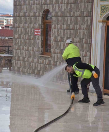 Camilerde Ramazan ayı temizliği yapıldı