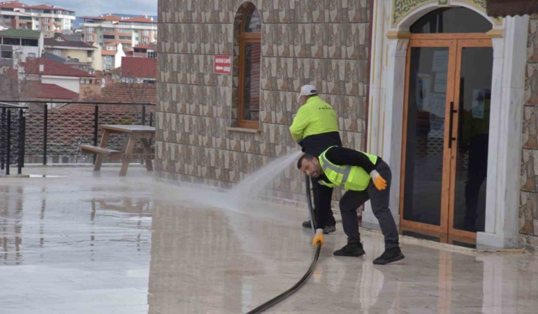 Camilerde Ramazan ayı temizliği yapıldı