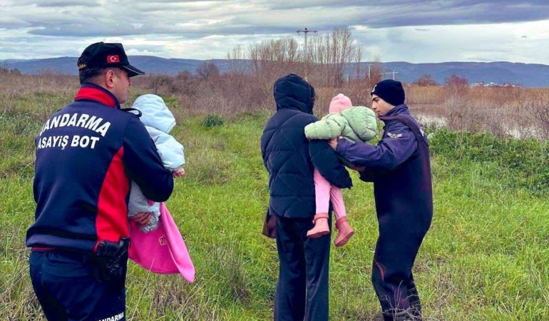 Uluabat Gölü’nde mahsur kalan aileyi jandarma kurtardı