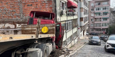 Beşiktaş’ta facianın eşiğinden dönüldü: Freni boşalan tır binaya çarptı