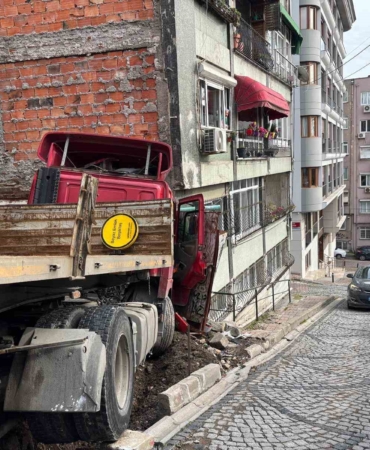 Beşiktaş’ta facianın eşiğinden dönüldü: Freni boşalan tır binaya çarptı