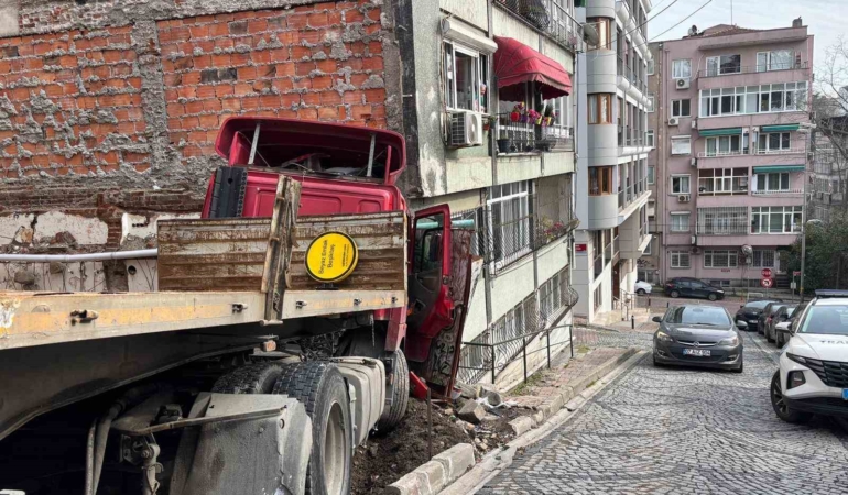 Beşiktaş’ta facianın eşiğinden dönüldü: Freni boşalan tır binaya çarptı