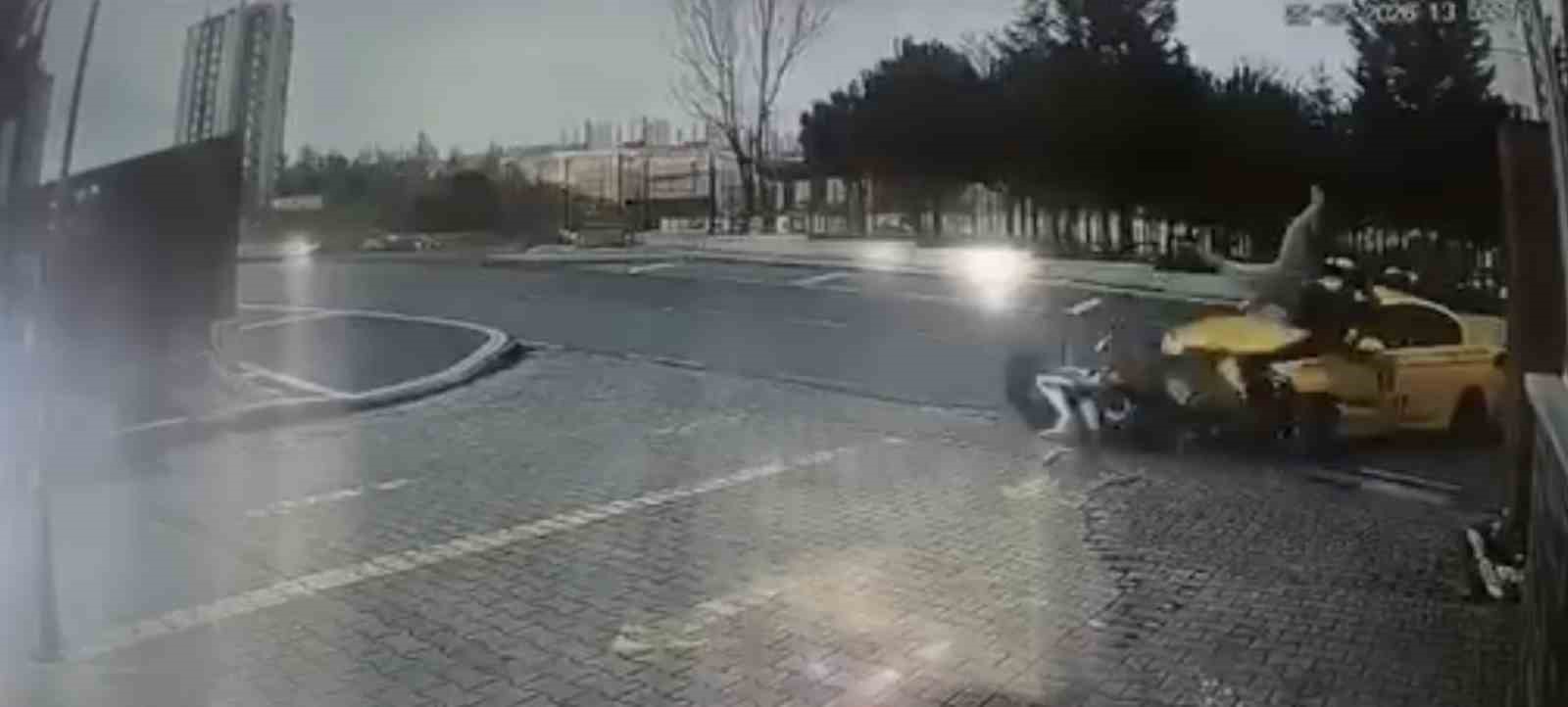 Başakşehir Kayaşehir’de taksi ile motosiklet kafa kafaya çarpıştı