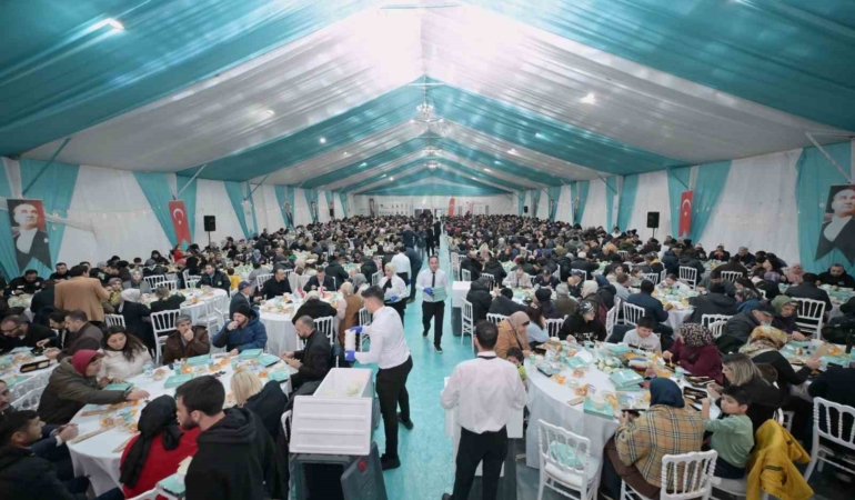 Mustafa Varank ve Can Aksoy, gönül sofrasında Esenyurtlularla bir araya geldi