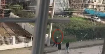 Sokak ortasında havaya ateş eden çocuk kamerada