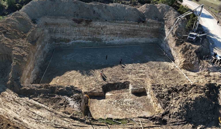 Bilecik’te 5 bin tonluk depo için ilk beton döküldü