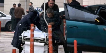 Çatıdan düşen adam yaralandı