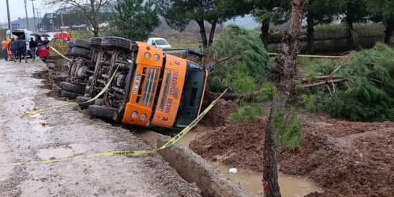 Balıkesir’de zemin çökünce beton mikseri devrildi: 1 ölü, 1 yaralı