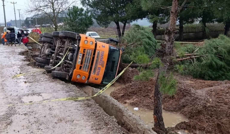 Balıkesir’de zemin çökünce beton mikseri devrildi: 1 ölü, 1 yaralı