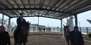 Esenyurt’ta sıra dışı nikahta gelin ve damat at üstünde dünya evine girdi