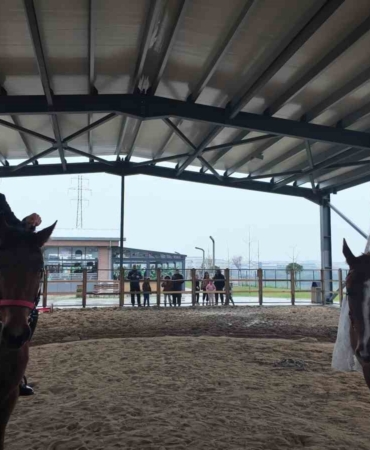Esenyurt’ta sıra dışı nikahta gelin ve damat at üstünde dünya evine girdi