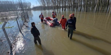 Edirne’de koyunlar botlarla kurtarıldı
