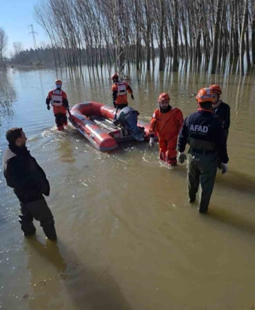 Edirne’de koyunlar botlarla kurtarıldı