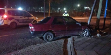 Demir direğe saplandı, hurdaya dönen araç sürücüsü kayıplara karıştı