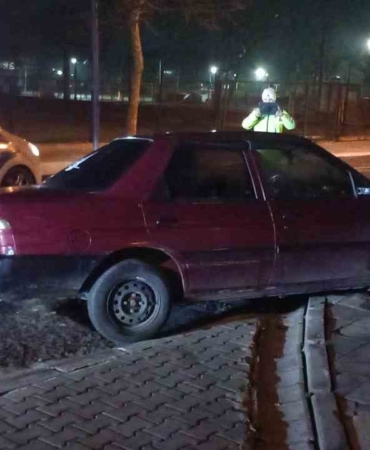 Demir direğe saplandı, hurdaya dönen araç sürücüsü kayıplara karıştı