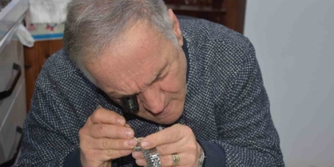 Yarım asırlık saat ustası çırak bulamadığı mesleğini eşiyle ayakta tutuyor