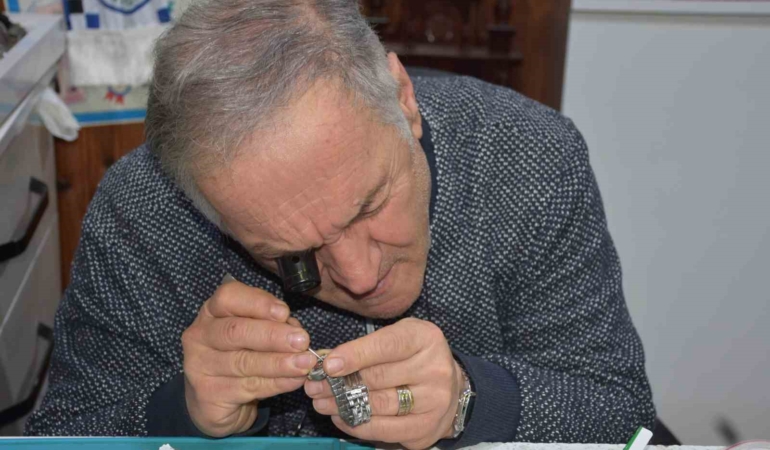 Yarım asırlık saat ustası çırak bulamadığı mesleğini eşiyle ayakta tutuyor