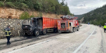Bilecik’te seyir halindeki kamyon alev aldı