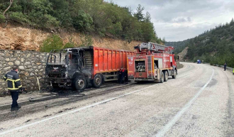 Bilecik’te seyir halindeki kamyon alev aldı