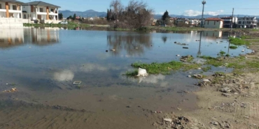 Kanalizasyon şebekesi çöktü inşaatlar su içinde kaldı