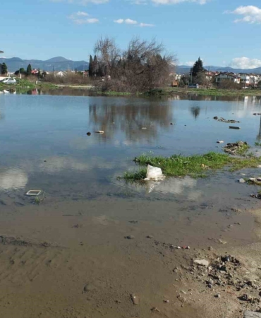 Kanalizasyon şebekesi çöktü inşaatlar su içinde kaldı