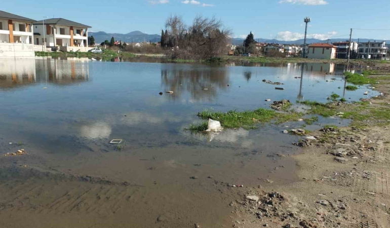 Kanalizasyon şebekesi çöktü inşaatlar su içinde kaldı