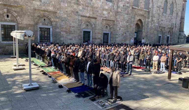 Ramazan’ın ilk Cuma’sı Ulucami doldu taştı