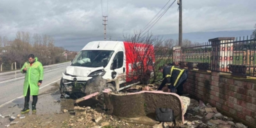 Pınarhisar’da panelvan araç çeşmeye çarptı: 1 yaralı