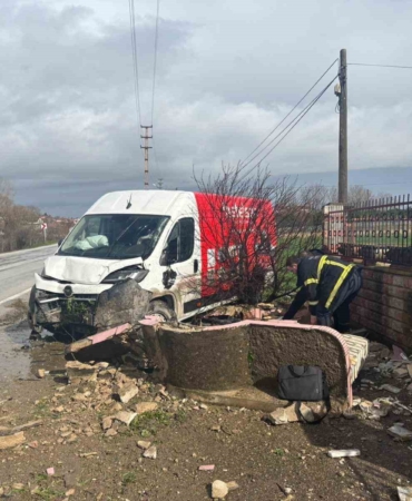 Pınarhisar’da panelvan araç çeşmeye çarptı: 1 yaralı