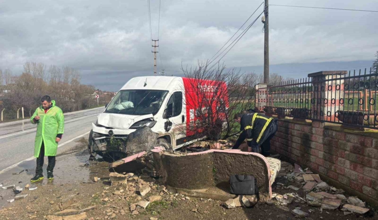 Pınarhisar’da panelvan araç çeşmeye çarptı: 1 yaralı