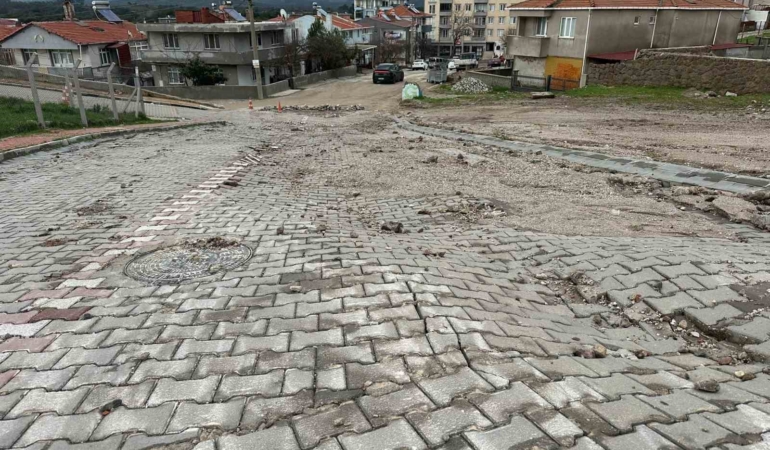 Ayvacık’ta aşırı yağışlara dayanamayan istinat duvarı çöktü