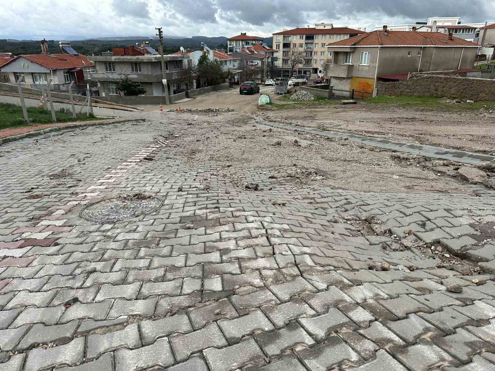 Ayvacık’ta aşırı yağışlara dayanamayan istinat duvarı çöktü