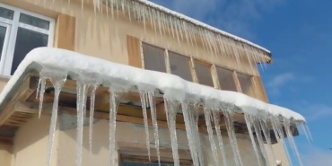 Dondurucu soğuk çatılarda buz sarkıtlarına dönüştü