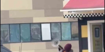 Taksi bulamayınca durağı böyle dağıttı, görenler şoka girdi