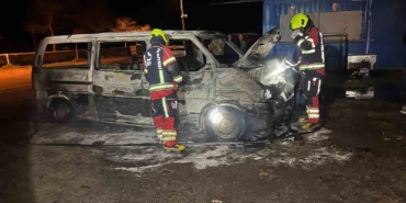 Erdek’te korkutan yangın: 1 minibüs kullanılamaz hale gelirken, 2 araçta ise maddi hasar oluştu
