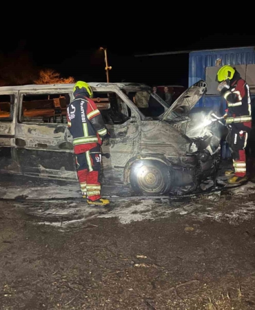 Erdek’te korkutan yangın: 1 minibüs kullanılamaz hale gelirken, 2 araçta ise maddi hasar oluştu