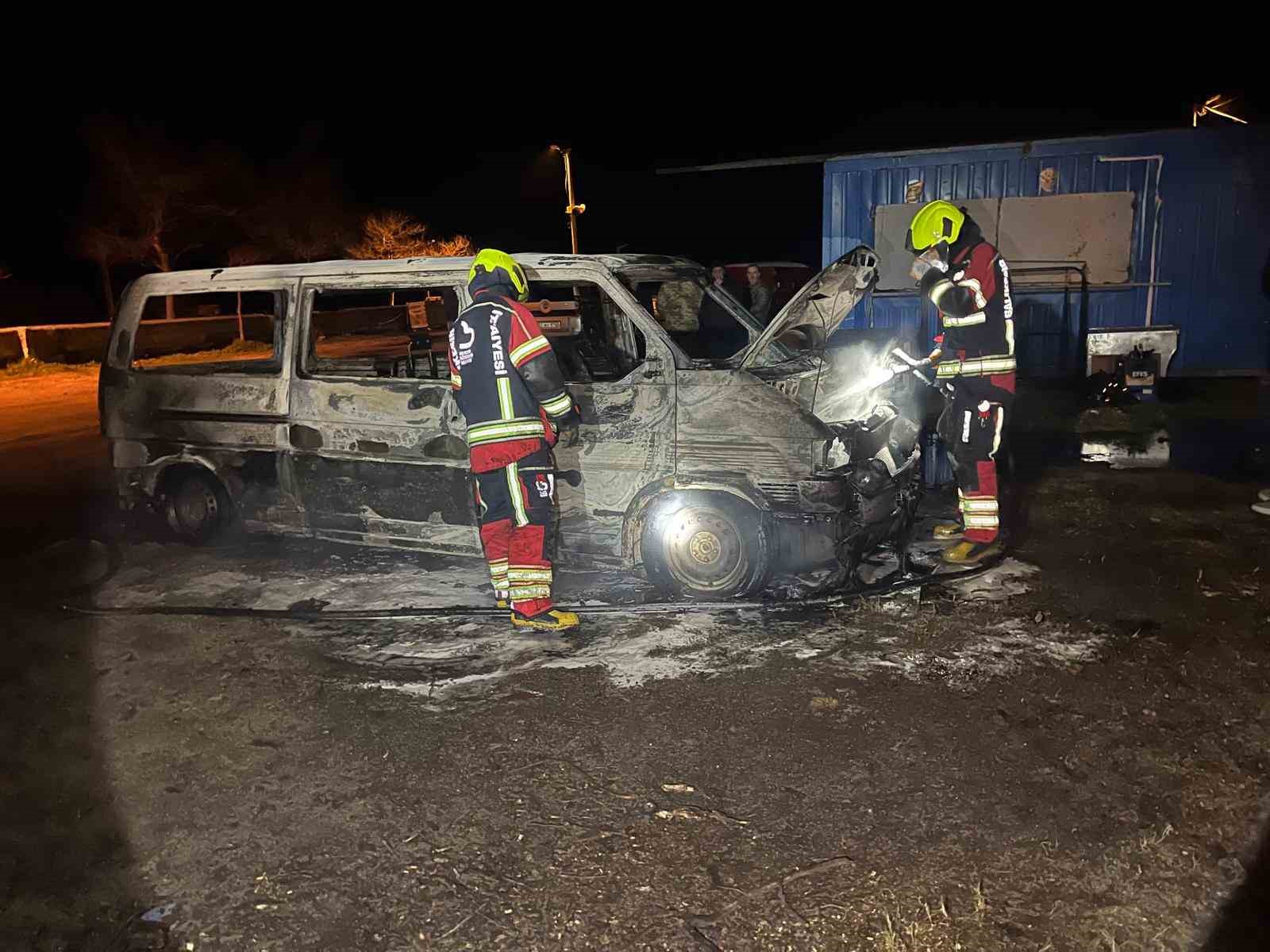 Erdek’te korkutan yangın: 1 minibüs kullanılamaz hale gelirken, 2 araçta ise maddi hasar oluştu