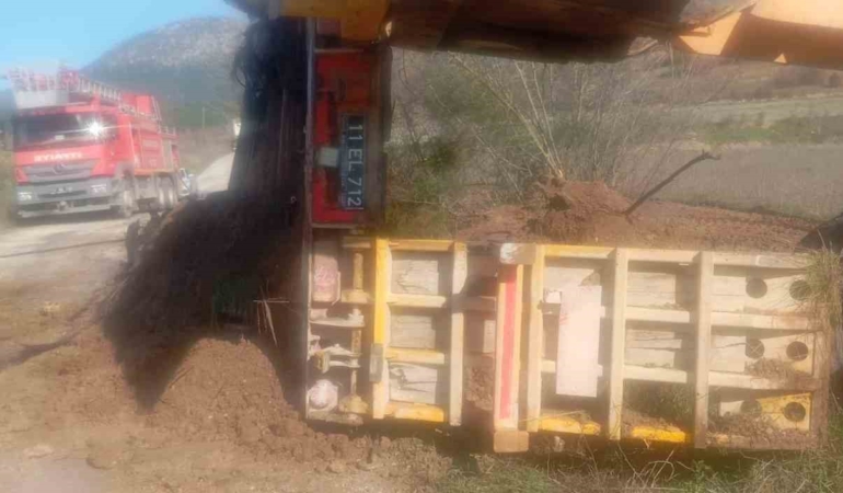 İl Özel İdareye ait tırın dorsesi yandı